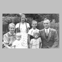 102-0003 Ehepaar Fritz Teschner mit ihren Kinder, Erika, Fritz, Lore und Brigitte.jpg